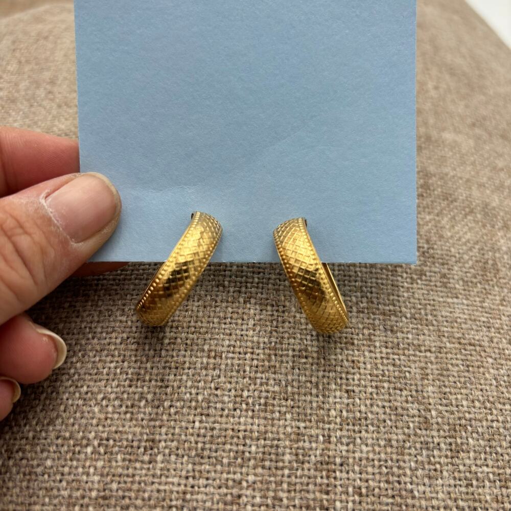 VTG LH Segal California Gold Diamond Pattern Hatch Thick Hoop Clip On Earrings